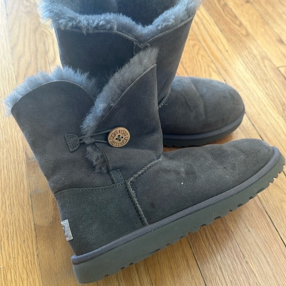 Ugg 6 grey Bailey boot with side button shearling interior, great pre owned cond - Picture 1 of 8